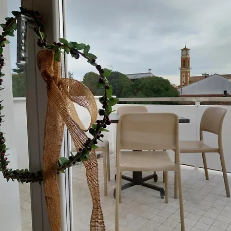 Toscana Di Charme Con 2 Camere, 2 Bagni, Terrazza, Aria Condizionata, In Posizione Centralissima Cecina (Livorno)