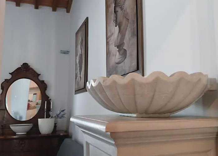 Centralissimo Di Charme Con 2 Camere, 2 Bagni, Terrazza, Aria Condizionata * Cecina (Livorno)